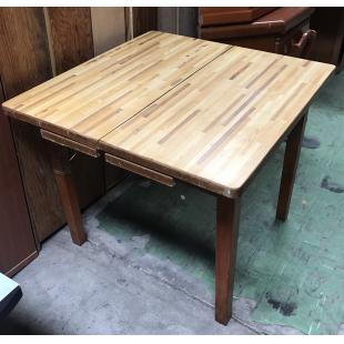 方型木餐桌